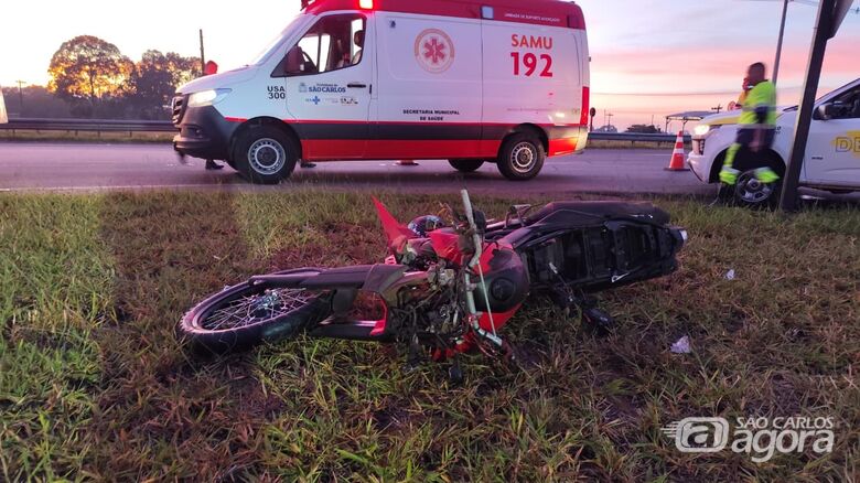 Motociclista fica em estado grave após queda na Domingos Innocentini, em São Carlos - Crédito: SCA