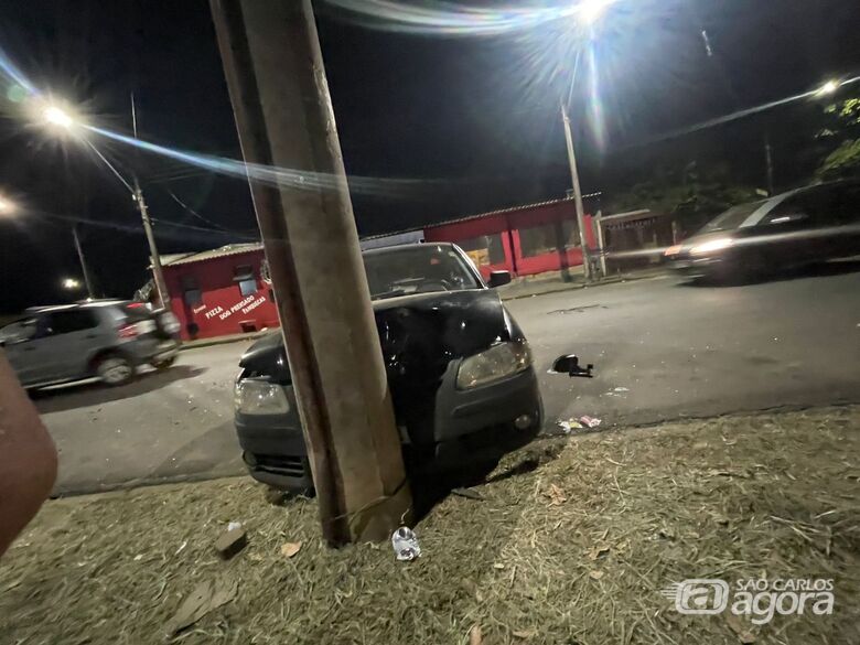 Gol é arremessado contra poste após colisão na Vila Prado - Crédito: SCA