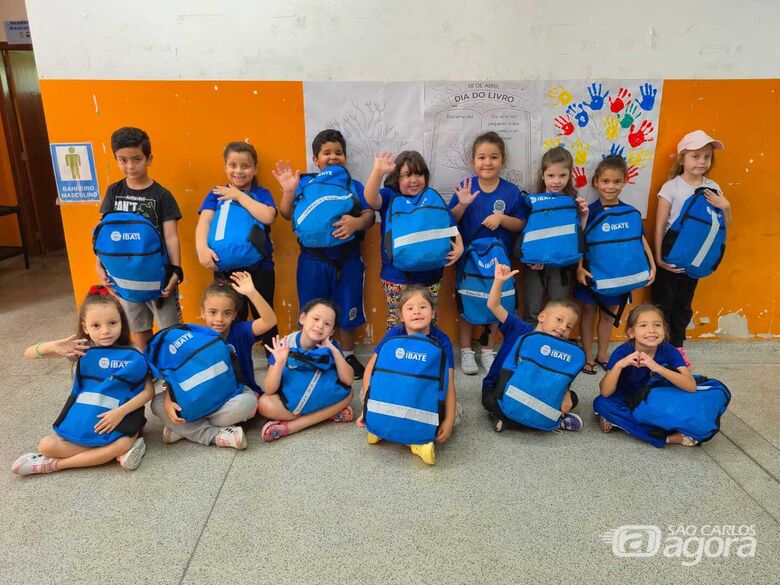 Prefeitura de Ibaté entrega kits de uniforme escolar para alunos da rede municipal - Crédito: divulgação