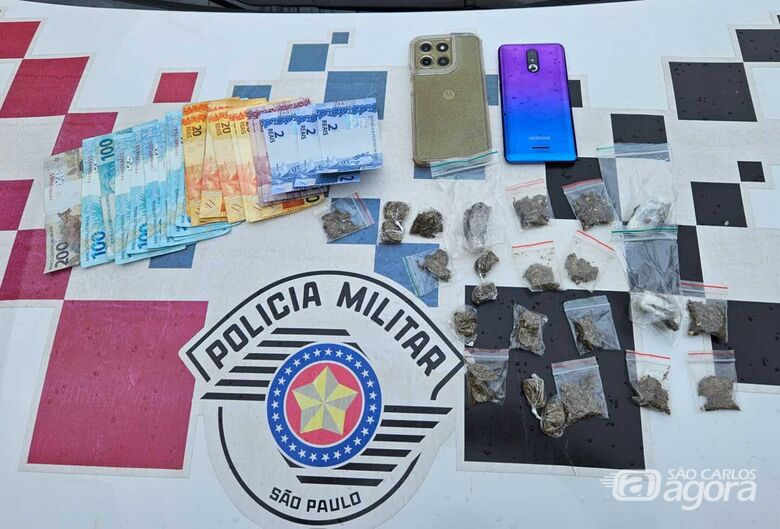 Mulher é presa por tráfico após tentar fugir da polícia com criança dentro do carro - Crédito: SCA