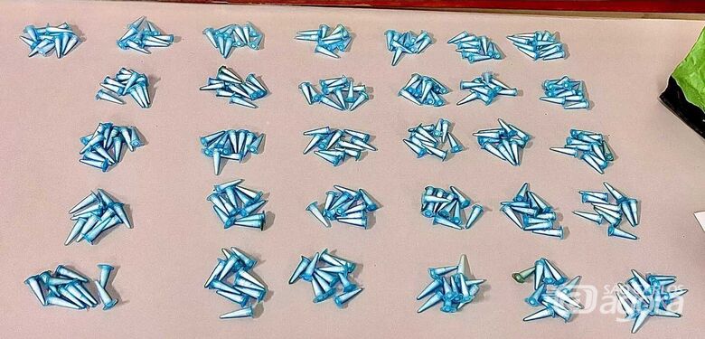 Dupla é presa com mais de 400 pinos de cocaína após tentar esconder droga em casa em Analândia - Crédito: divulgação