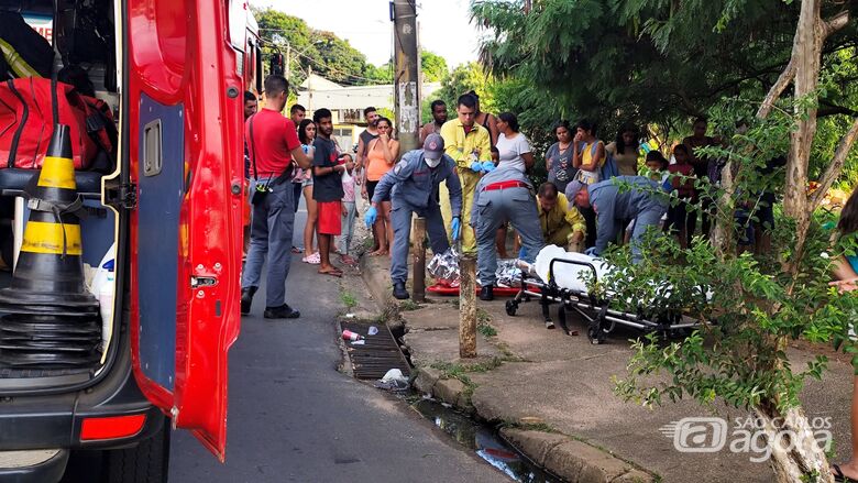 Mulher fica ferida após cair em ribanceira no Jardim Gonzaga - Crédito: SCA