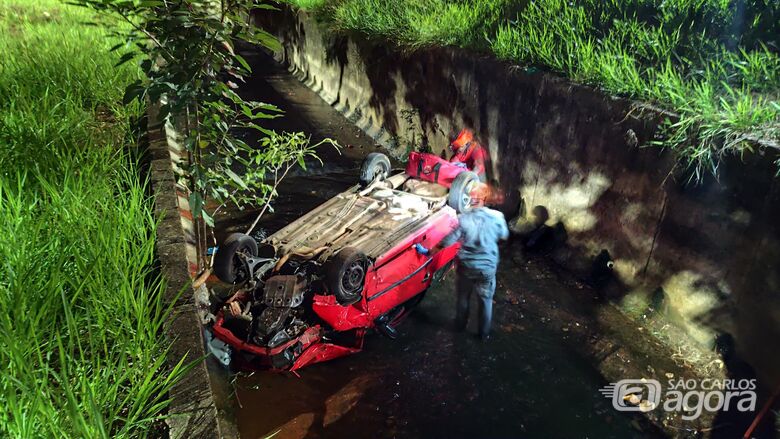 Carro cai em córrego na Trabalhador São-Carlense - Crédito: SCA