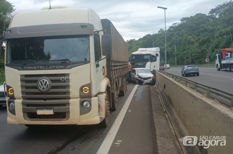 Engavetamento envolvendo vários veículos causa interdição parcial na Washington Luís  - Crédito: ARTESP