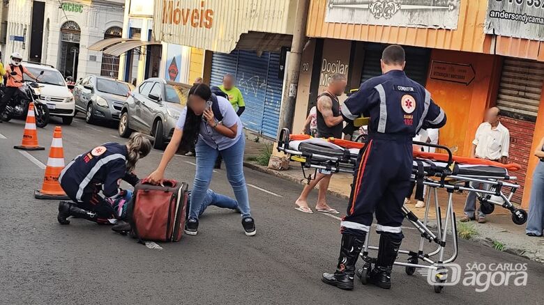 Motoboy fica ferido após colisão com carro no Centro - Crédito: SCA