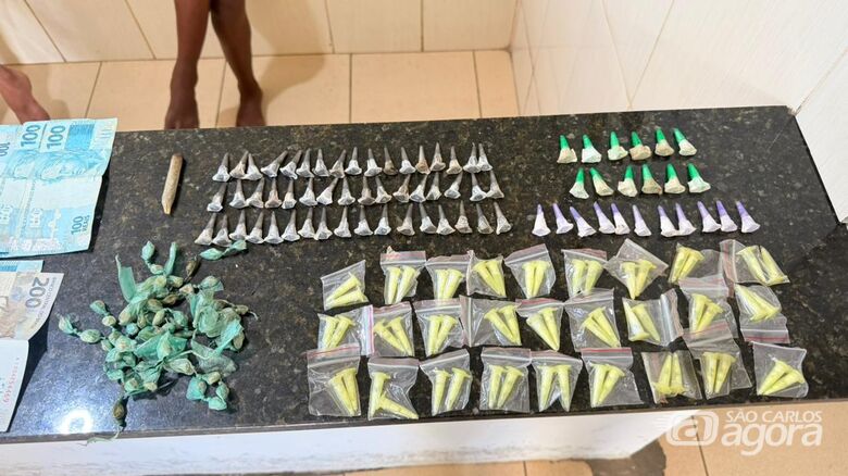 PM apreende drogas e dinheiro após abordagem a suspeitos na Vila Brasília  - 