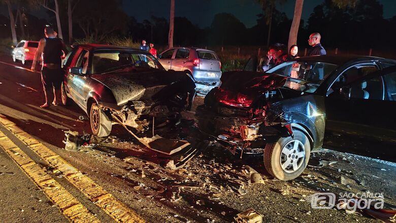 Colisão frontal seguida de batida traseira deixa dois feridos na SP-215 - Crédito: SCA