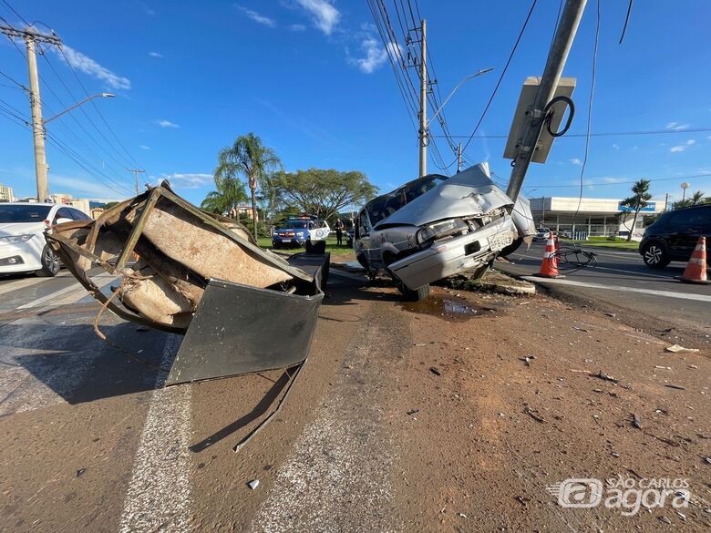 Motorista colide com semáforo na rotatória do Cristo  - Crédito: SCA