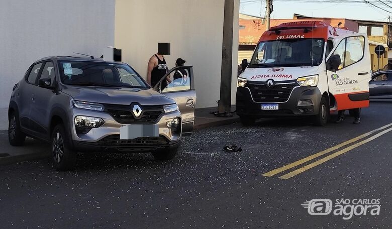 Colisão entre carros termina em capotamento na Vila Prado - 