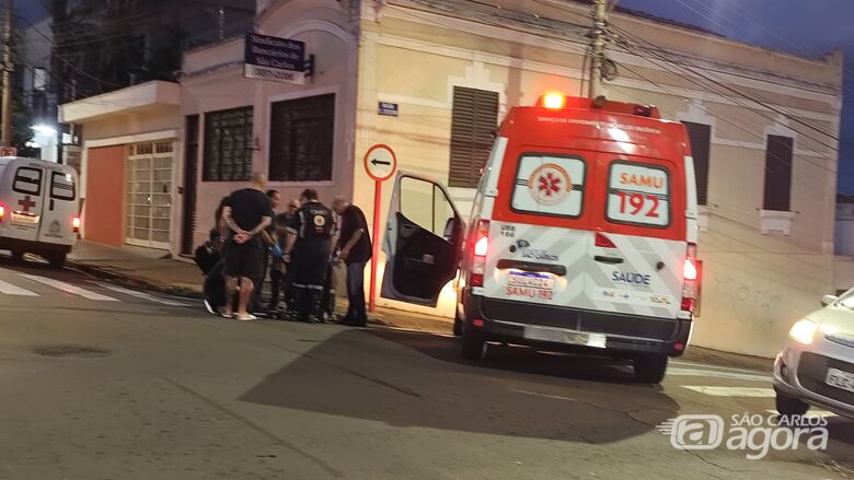 Motociclista fica ferida após carro avançar "pare" e provocar queda no Centro  - Crédito: SCA