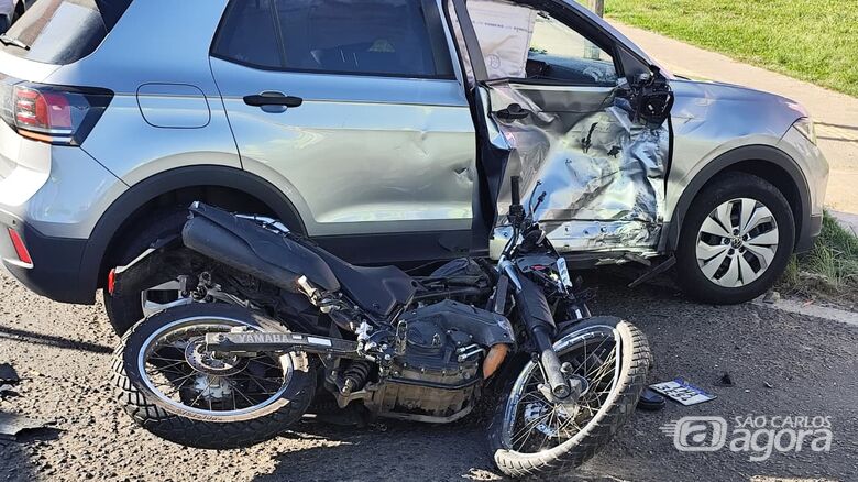 Motociclista sofre traumatismo craniano após colisão na Washington Luís, em São Carlos - Crédito: SCA