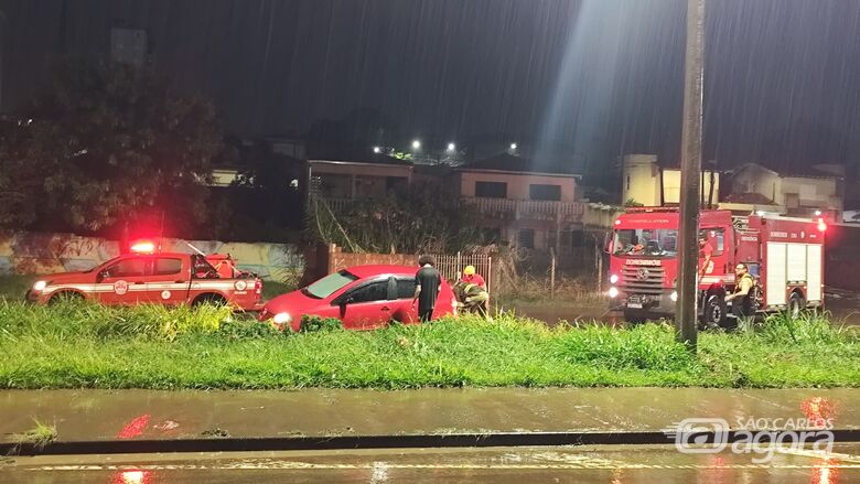 Chuva forte deixa carro ilhado na região da rodoviária  - Crédito: SCA