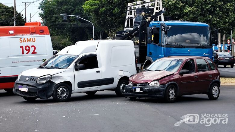 Fiorino e Corsa batem em cruzamento na Vila Prado - Crédito: SCA