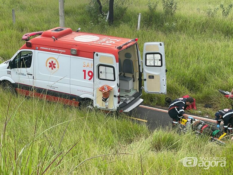 Motociclista fica gravemente ferido após queda na SP-215 em São Carlos - Crédito: SCA