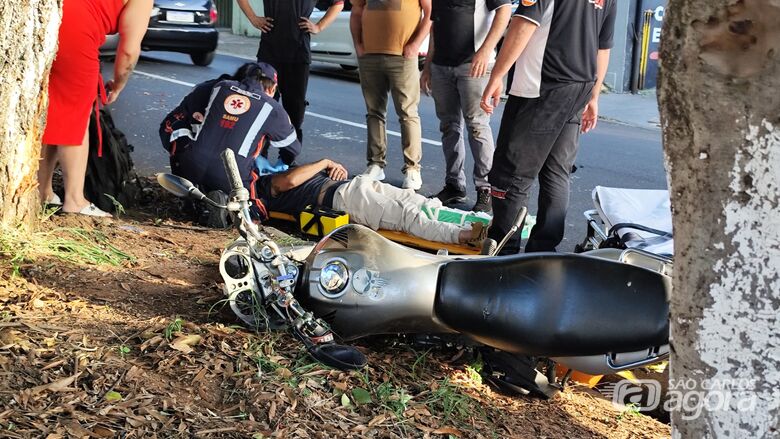 Motociclista sofre fratura exposta após colisão com carro e árvore - Crédito: SCA