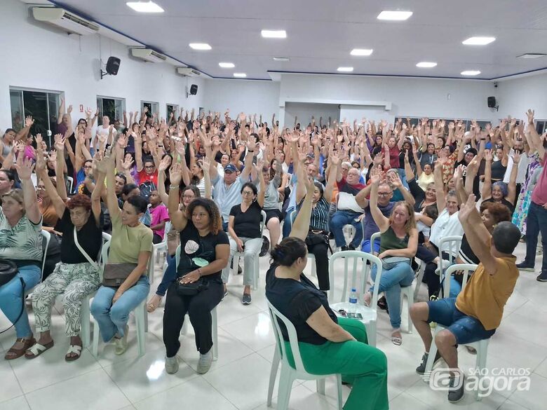 Servidores na assembleia que refutou a proposta do governo municipal e aprovou o aviso de greve: trabalhadores não abrem mão de aumento real de salário  - Crédito: divulgação