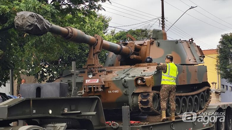 Blindado deixando a empresa em São Carlos - Crédito: SCA