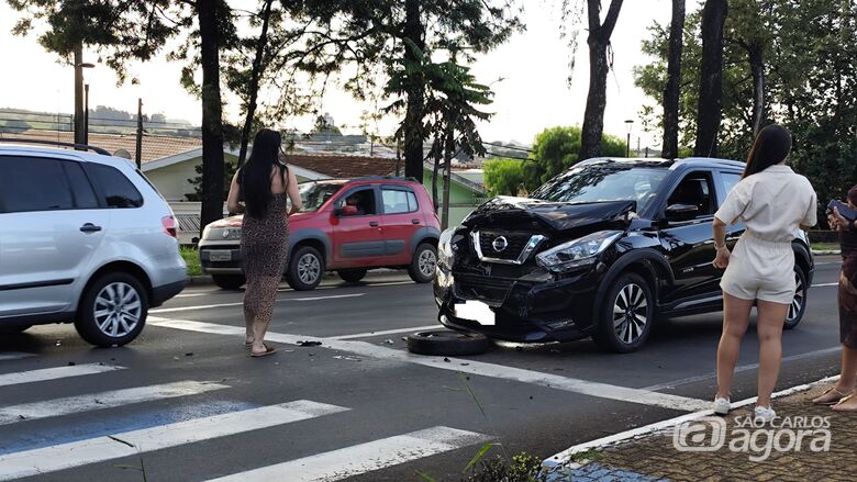 Colisão traseira causa congestionamento na Avenida São Carlos - Crédito: SCA