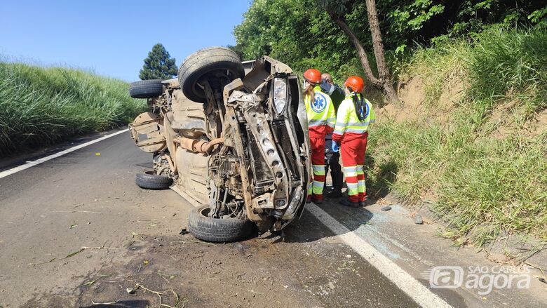Motorista perde controle e capota veículo na alça de acesso do Jardim Tangará - Crédito: SCA