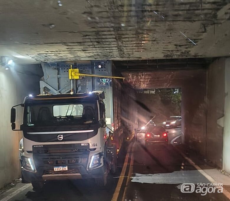 Caminhão fica enroscado em pontilhão do Jardim Tangará - Crédito: SCA