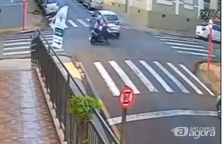 Motociclista foge após colidir contra carro em cruzamento no Centro - 