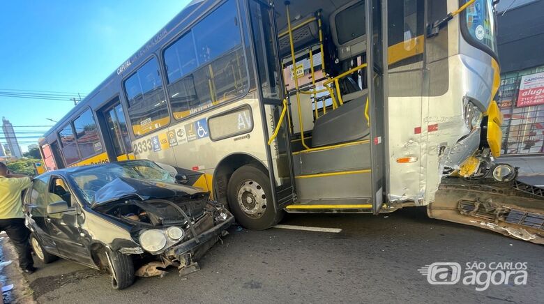 Colisão entre carro e ônibus é registrada na região central  - Crédito: Lourival Izaque