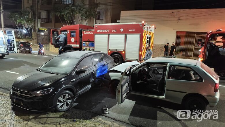 Colisão entre veículos causa princípio de incêndio próximo à rodoviária  - Crédito: SCA