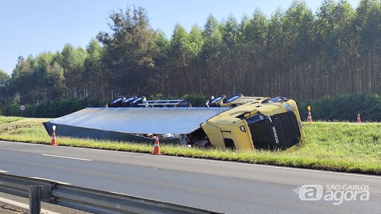 Caminhão tomba na Washington Luís, em São Carlos - Crédito: SCA