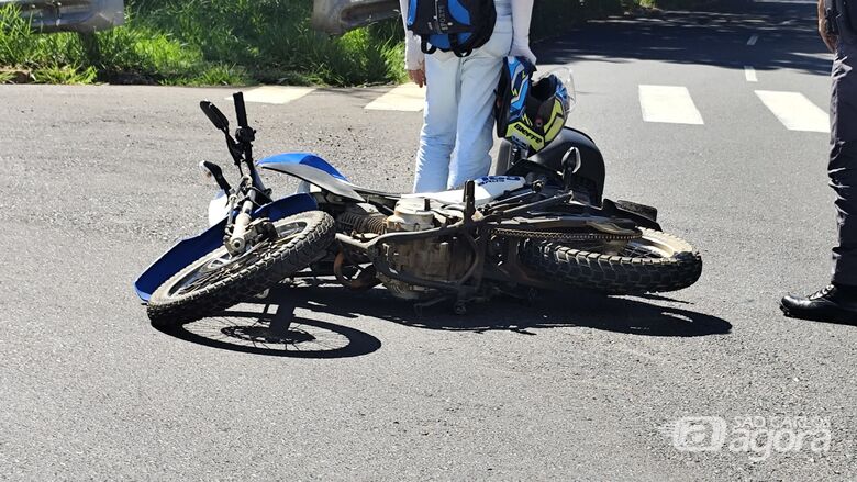 Colisão entre carro e moto deixa motociclista ferido próximo à USP  - Crédito: SCA