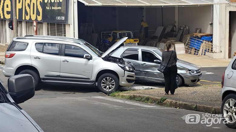 Carro avança "pare" e é atingido por caminhonete - Crédito: SCA