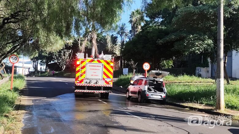Carro pega fogo na região central e mobiliza Corpo de Bombeiros - Crédito: SCA