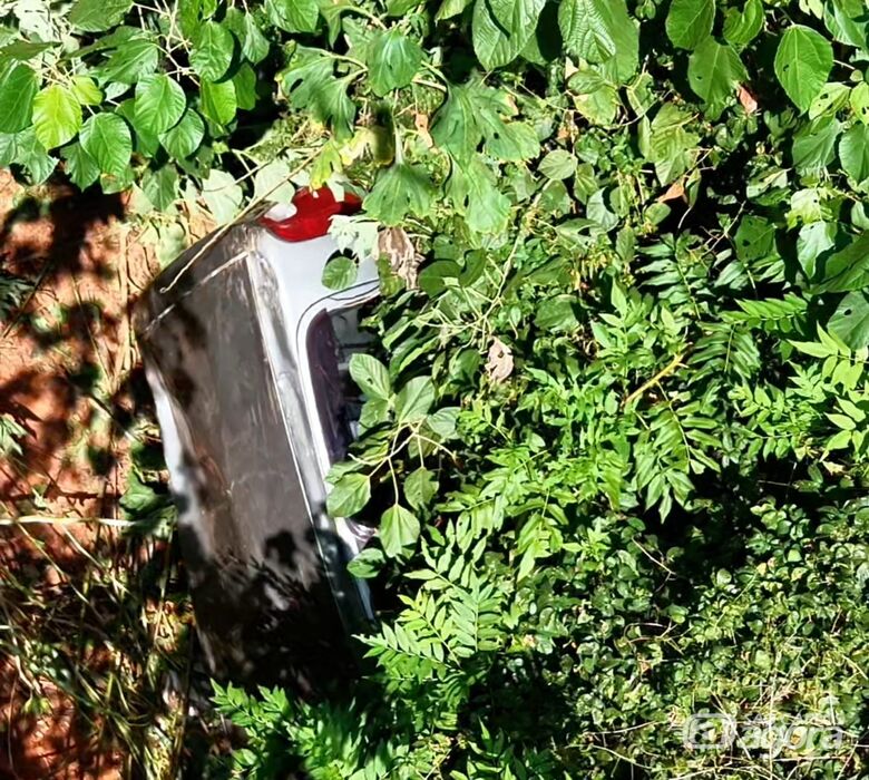 Motorista perde controle de carro e veículo cai em barranco no Jardim Medeiros - Crédito: SC DRONEs e Lourival Izaque 