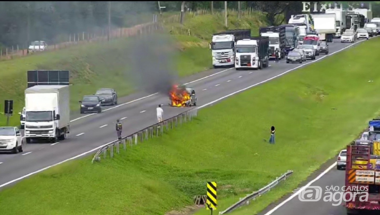 Carro pega fogo após colisão na Washington Luís  - Crédito: Artesp 