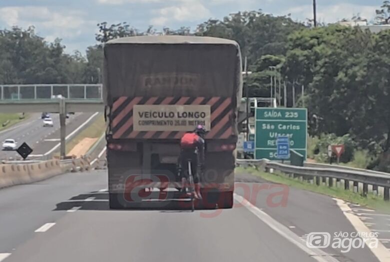 Ciclista é flagrado "pegando vácuo" atrás de carreta na Washington Luís - Crédito: @scdrones
