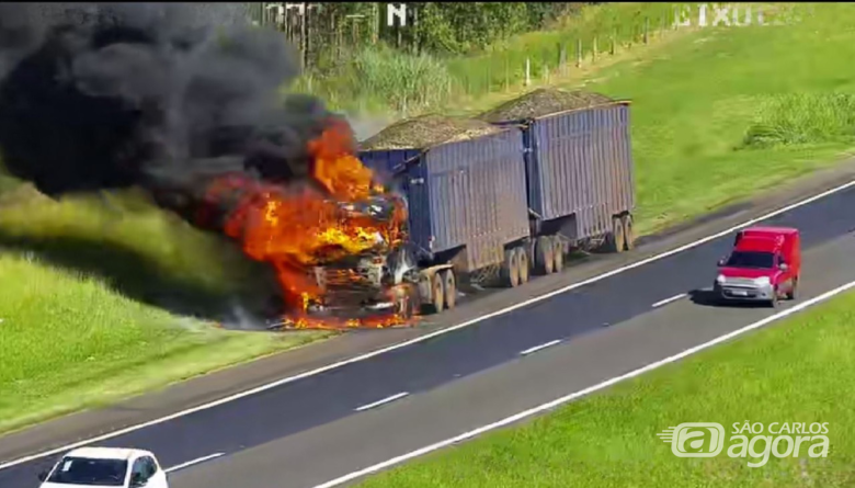 Carreta pega fogo na Washington Luís e causa interdição parcial da pista - Crédito: Artesp