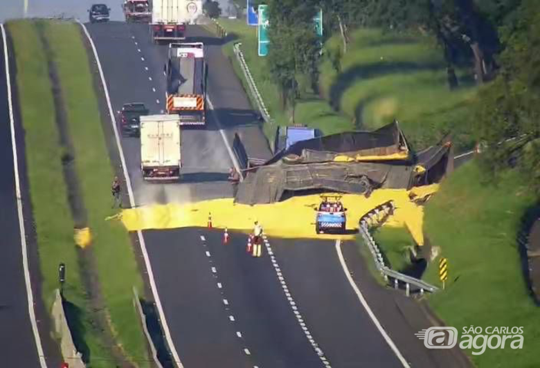 Carreta tomba e derrama carga de soja na SP-225  - Crédito: Artesp 