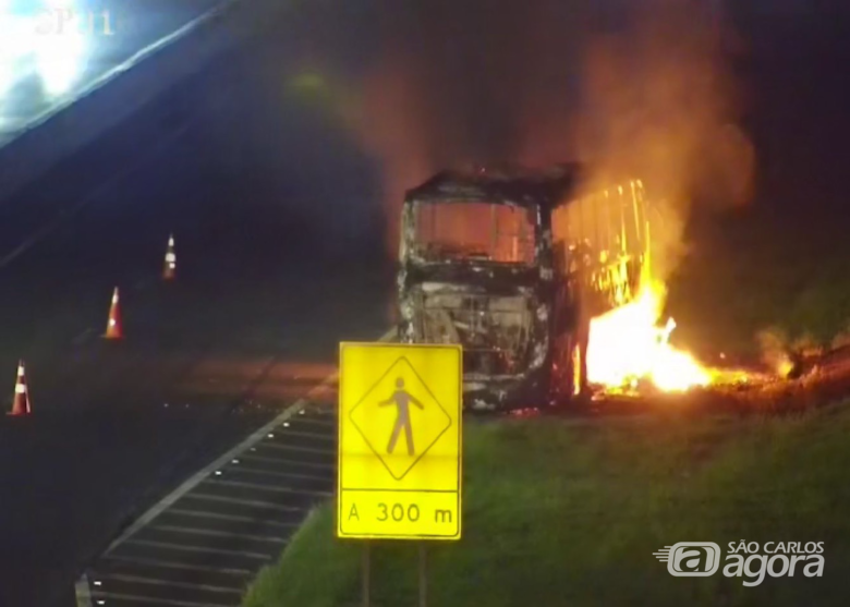 Ônibus pega fogo na Washington Luís; passageiros escapam ilesos
 - Crédito: ARTESP