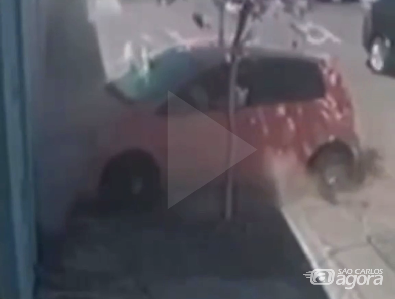 Câmera de segurança registra acidente que terminou com a morte de passageiro na Miguel Petroni - 