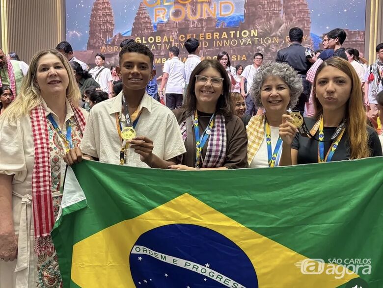 A comitiva da Escola Sebastião no Camboja defendo o projeto de inovação do biodigestor caseiro, desenvolvido pelos alunos do Clube de Ciências da escola - Crédito: Reprodução 