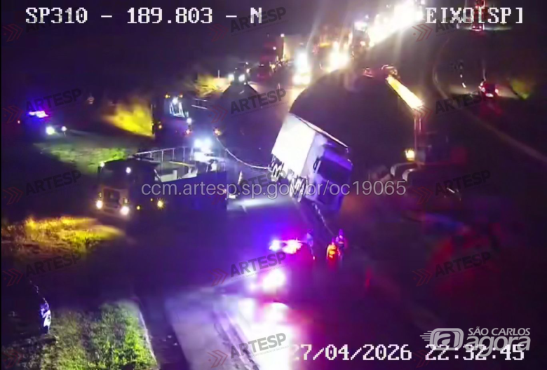 Caminhão colide contra barreira e interdita Rodovia Washington Luís  - Crédito: Fonte: Portal CCM  ARTESP (ccm.artesp.sp.gov.br)