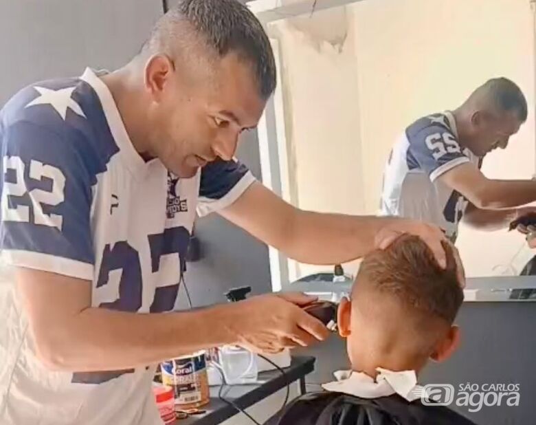 Em ação social no Cidade Aracy, Leandro Guerreiro realiza 25 cortes de cabelo gratuitos  - Crédito: divulgação