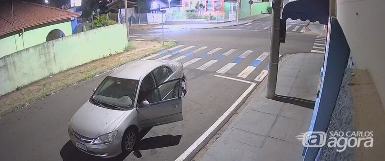 Padaria é alvo de criminoso que usa carro para arrombar porta na Vila Monteiro - 