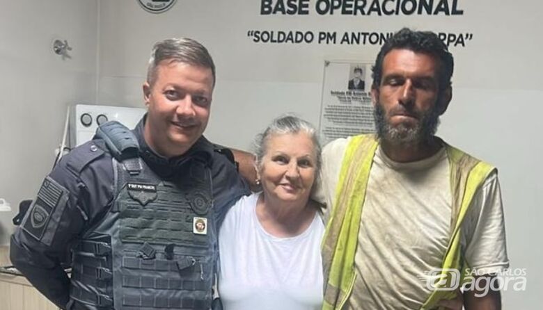 Professor ao lado da mãe - Crédito: divulgação