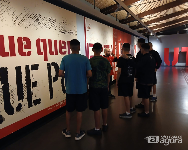 Adolescentes da Fundação CASA em São Carlos visitam Museu da Língua Portuguesa - 