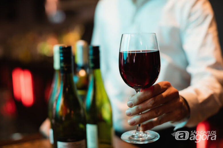 O consumo considerado moderado é de até duas taças de vinho por dia para homens e uma para mulheres (Crédito: Freepik) - 