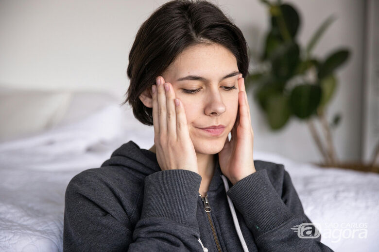 Mandíbula travada, estalos e dor ao mastigar: o que esses sinais dizem sobre estresse e excesso de telas - Crédito: paxels