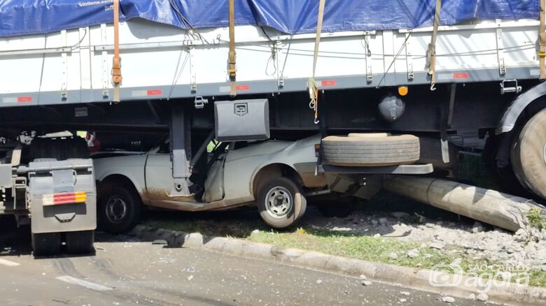 Acidente entre caminhões atinge diversos veículos agora na Avenida Bruno Ruggiero - 