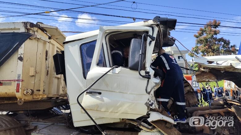 Caminhão carregado com pedras atinge veículos, derruba poste e deixa dois feridos na Bruno Ruggiero Filho - Crédito: SCA