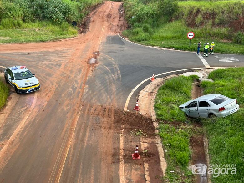 Motorista e passageiro ficam feridos após carro cair em barranco na SP-310  - Crédito: Foto: Flavio Fernandes/São Carlos Agora