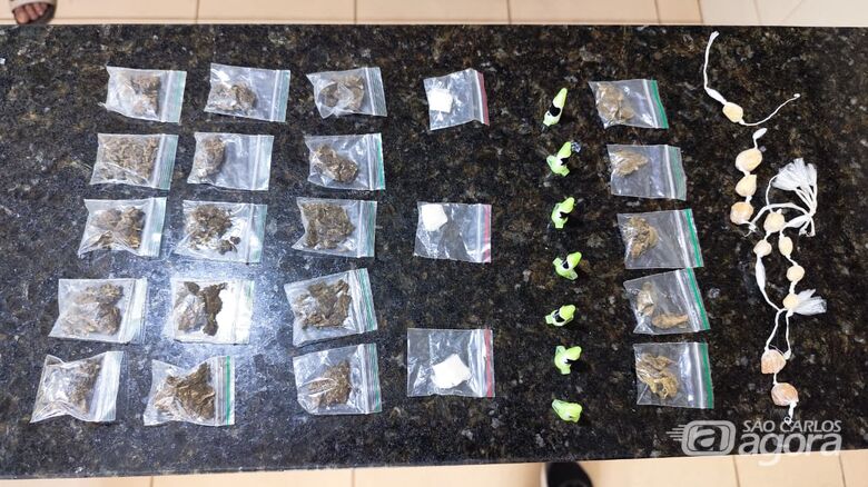 Dupla é detida pela PM com drogas e dinheiro no Jardim Hikare - Crédito: Foto: Maycon Maximino/São Carlos Agora
